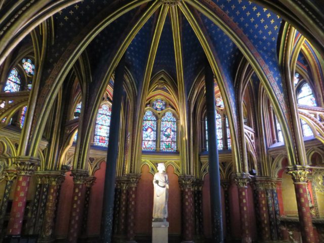La Sainte-Chapelle - Statue de Saint-Louis dans la chapelle basse