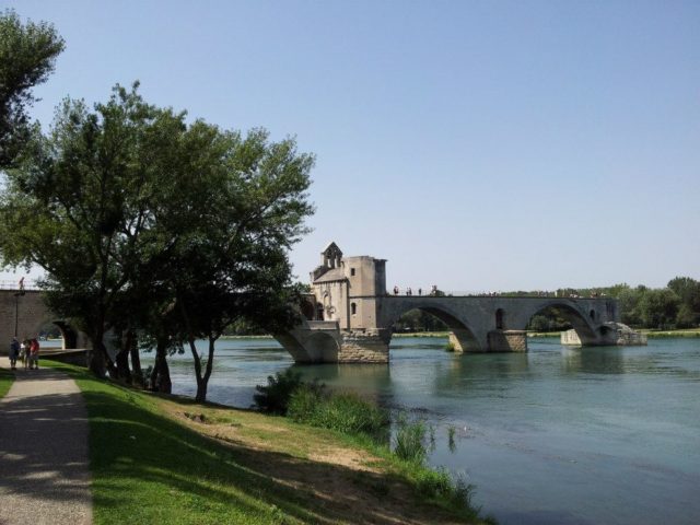 Le Rhône et le pont d'Avignona