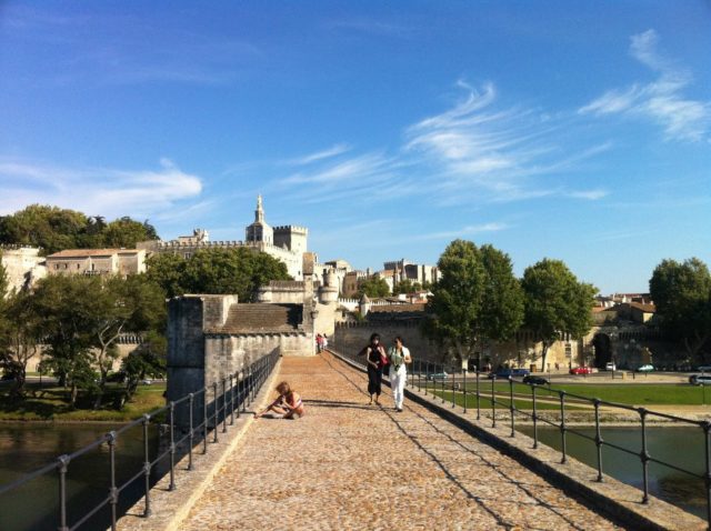 Sur le Pont d'Avignon - au fond le palais des papes