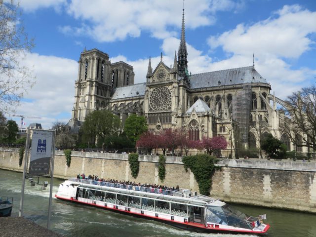 La Seine et la Cathédrale Notre-Dame de Paris