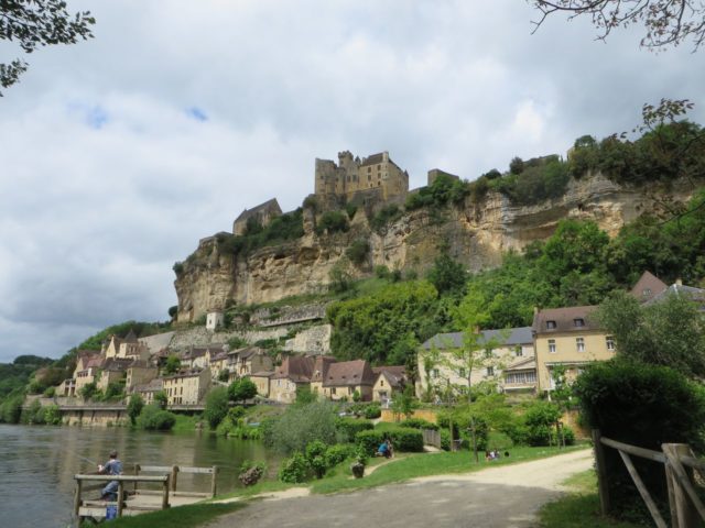 Vue sur le château de Beynac depuis le village bas