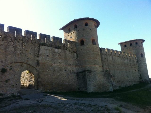 Tour romane et fortifications