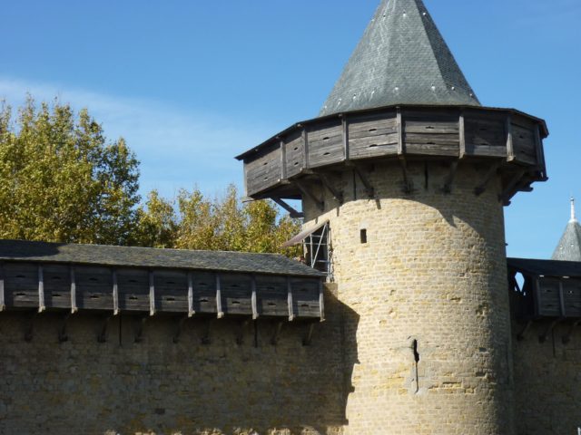 tour à toit conique du château comtal