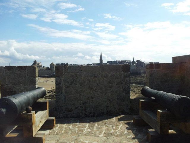 à l'intérieur du fort national de Saint-Malo