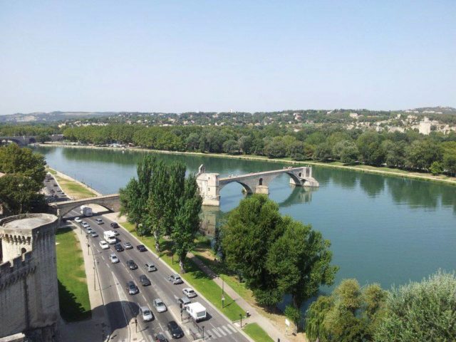 Vue sur le pont d'Avignon depuis le rocher des Doms