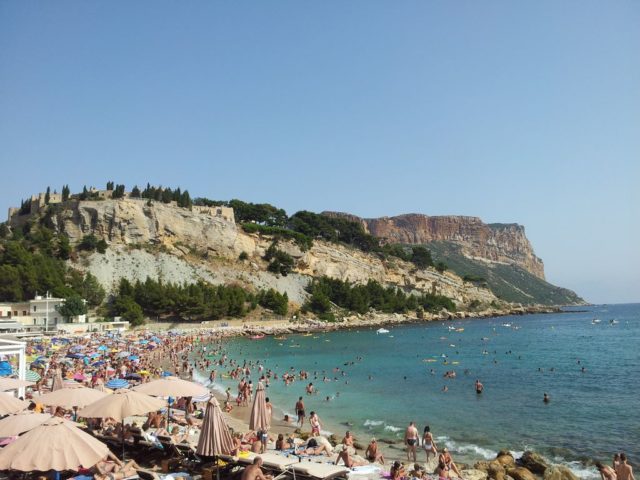 La plage et le cap Canaille au fond à droite