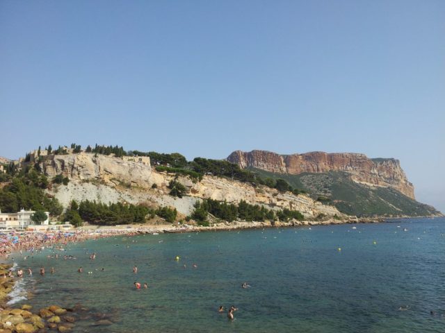 La plage et le cap Canaille au fond à droite