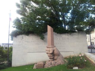 Le Glaive brisé, monument Jean Moulin